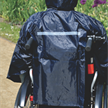 Regenponcho für Rollstuhlfahrer mit Beinschutz und mit Kapuze, grau/schwarz, ohne Ärmel | Bild 2