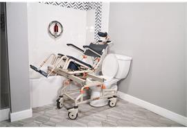 ShowerBuddy Tilt Dusch-/Toilettenstuhl mit Transferschiene für Badewanne