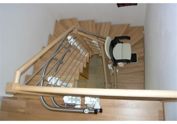 Treppenlift Hiro 160 als Innen- oder Aussenläufer für Treppen mit Kurven